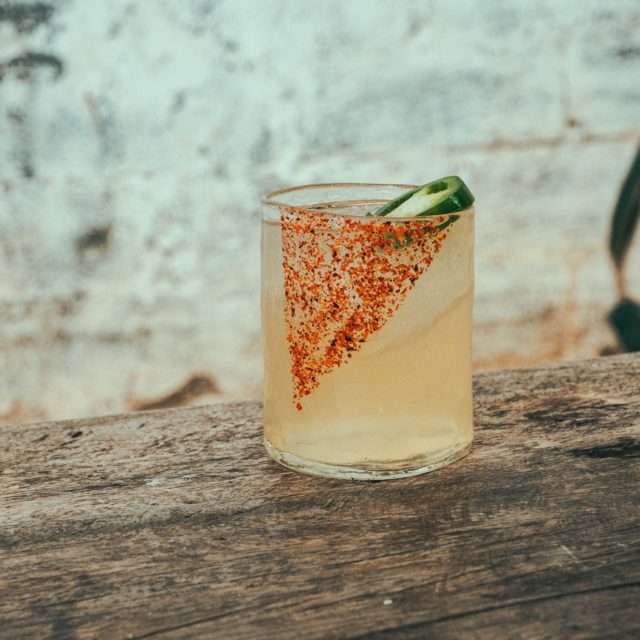 Cocktail de jalapeño sobre mesa de madera